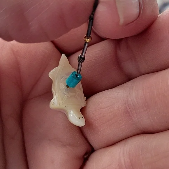 Fetish Mother Of Pearl Turtle Dangle Earrings/Clip On/Vintage - Picture 3 of 3